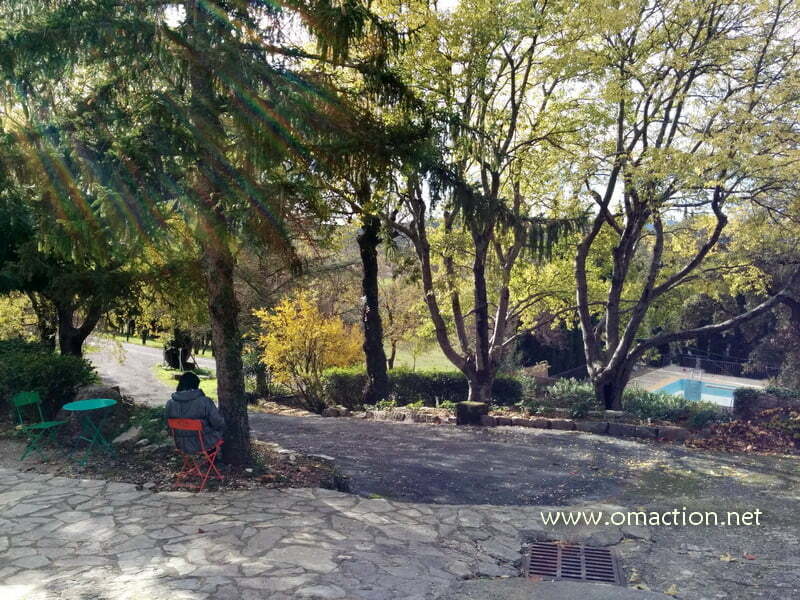 Moment d'introspection en plein air, Hameau de l'Étoile près de Montpellier