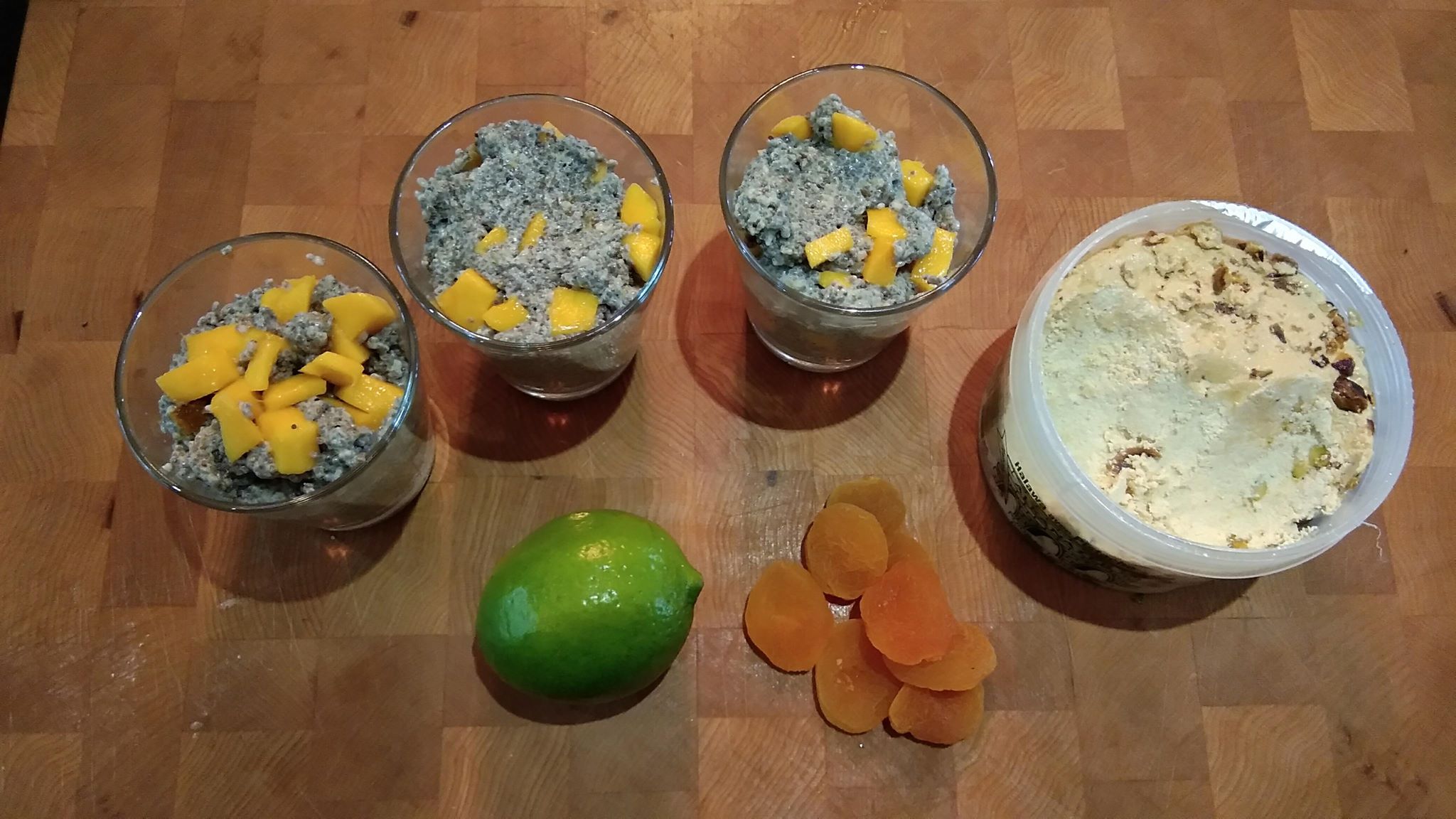 Pouding au chia, halva, mangue et cardamone
